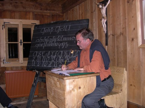 SBW Leiter Wolfgang Reichsöllner  am alten Lehrerpult 